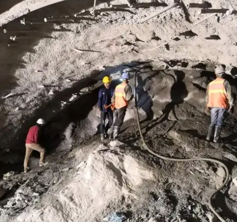 宁县拱顶带模注浆料的施工流程及注意事项